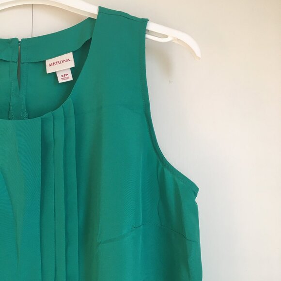 Satiny Kelly Green Box Pleat and Pintuck Tank Top - Picture 3 of 13